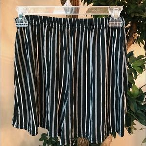 BOOHOO - striped flowy shorts - size 4 - NWT